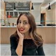 Studentessa del classico che insegna greco, latino, italiano, storia dell’arte, inglese e chimica