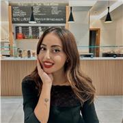 Studentessa del classico che insegna greco, latino, italiano, storia dell’arte, inglese e chimica