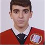 Estudiante con muy buenas aptitudes en matemáticas y enseñanza a niños del curso de primaria 