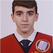 Estudiante con muy buenas aptitudes en matemáticas y enseñanza a niños del curso de primaria