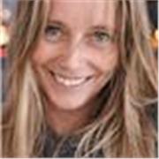 Profesora que imparte clases a alumnos de 6 a 12 años