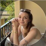 Profesora de inglés nativa y certificada, con 4 años de experiencia. Especialista en fonética, conversación natural y clases personalizadas