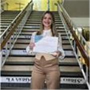 Profesora de biología que imparte clases a niños del nivel secundario