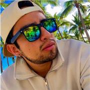 Maestro de inglés con experiencia dando clases a niños de primaria en escuela pública