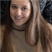 Profesora de inglés que imparte la materia a niños de primaria