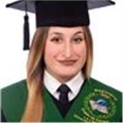 Graduada en Educación Primaria con mención en Educación Física. Además, título de DECA y B2 de Cambridge