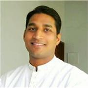 Sono maestro di yoga e meditazione dall'India, con esperienza di 26 anni esperto in terapia yoga e tecniche di respirazione