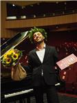 Docente di pianoforte, laureato con 110/110, impartisce lezioni di pianoforte, teoria e solfeggio, armonia e storia della musica