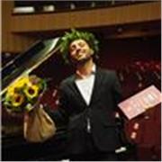 Docente di pianoforte, laureato con 110/110, impartisce lezioni di Pianoforte, teoria e solfeggio, armonia e storia della musica