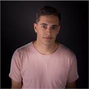 Profesor de DJ con vinilos y producción musical