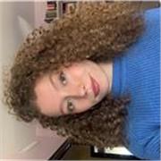 Profesora de baile, con más de diez años de formación en diferentes disciplinas de danza y experiencia en enseñanza de niños y ad