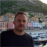 Insegno italiano per stranieri da molti anni. Ho diretto una scuola all'Avana e sono certificatore di lingua per il diploma Celi dell'Università per stranieri di Perugia