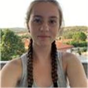 Profesora de matemáticas, tanto académicas como aplicadas imparte clases a niños de todas las edades, hasta primero de bachillerato, este incluido