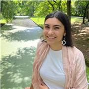 Me defino como una persona muy positiva, comprensiva y con visión para poder ayudar. Puedo dar clases de música o de logopedia.