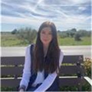 Estudiante universitaria de 3º de Educación Primaria lista para poner en práctica todas las herramientas y técnicas aprendidas.