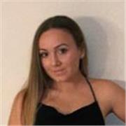 Profesor de inglés imparte clase a niños/as de todas las edades