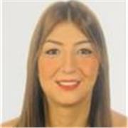 Profesora de Biología y Geología imparte clases a alumnos de primaria y secundaria en materias de ciencias