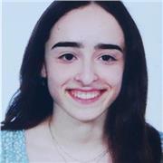 Profesora que imparte clases a niños de todas las edades