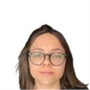 Studentessa universitaria offre lezioni online per superiori e medie