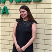 Profesora de ciencias sociales imparte clases a adolescentes que cursan educación secundaria