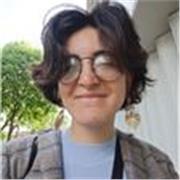 Sono insegnante di italiano per stranieri e amo insegnare la mia lingua in maniera interattiva e con un approccio comunicativo.