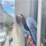 Une Particulière qui aide aux devoirs en télétravail