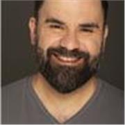 Profesor de artes escénicas, audiovisuales, historia y filosofía.