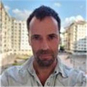 Soy profesor de español certificado y ayudo a adultos a mejorar su conversación y ganar confianza al hablar.