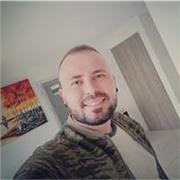 Masoterapeuta deportivo enfocado en masaje pre competición post competición descarga muscular