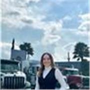 Soy una mujer apasionada por enseñar, me gusta conectar con mis alumnos (pequeños y no tan pequeños: primaria y ESO)