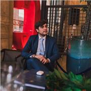 Praticante avvocato fornisce lezioni di diritto a liceali e studenti universitari