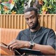 Un chico que sabe hablar 3 idiomas y que quiere ayudar a gente a aprender lenguas diferentes con facilidades 