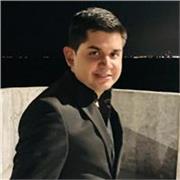Profesor de inglés imparte clases a niños de primaria o adolescentes de secundaria y preparatoria
