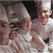 Profesional gastronómico da clases de cocina nacional e internacional a público de todas las edades