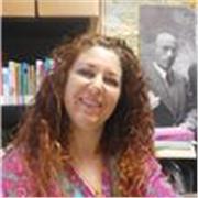 Docente di lettere impartisce lezioni di italiano e storia letteratura italiana per stranieri