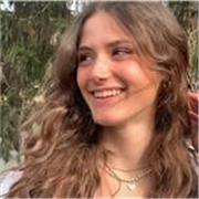Ragazza liceale offre lezione di diverse materie