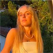 Diplomata al Liceo Linguistico (in lingue inglese, francese e tedesco) e laureanda in Giurisprudenza