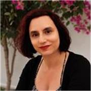 Profesor de inglés en Vitoria especializada en clases dinámicas para todas las edades y niveles, desde niños hasta adultos.
