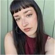 Estudiante de tercer año de bellas artes, especializada en pintura, aunque también en dibujo e historia del arte.