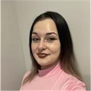 Soy una chica joven extranjera con conocimiento y certificado de nivel B2 de inglés a la que le gustan los niños.  