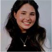 Graduada de Bachillerato con sobresalientes en asignaturas de lengua e historia enseña alemán, inglés y latín a todos los niveles
