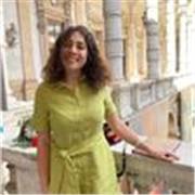 Laureata in studi letterari e filosofici impartisce lezioni private per studenti delle medie e del liceo
