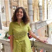 Laureata in studi letterari e filosofici impartisce lezioni private per studenti delle medie e del liceo