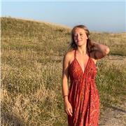 Étudiante qui souhaite donner des cours particuliers de maths à des enfants plus ou moins en difficultés