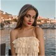 Mi nombre es Carlota, tengo 20 años y estoy cursando tercer año en el grado de ADE