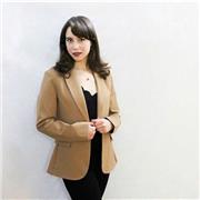 Laureata in Lettere moderne e in Belle Arti impartisce lezioni di italiano, latino, storia e inglese