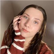 Estudiante de medicina que da clases virtuales de biología