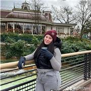 Employé de restauration donne des cours à des étudiants en restauration