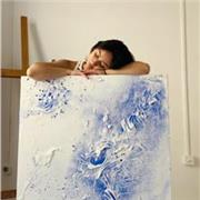 Me defino como una persona creativa, empática y responsable, con vocación por la enseñanza y el arte.