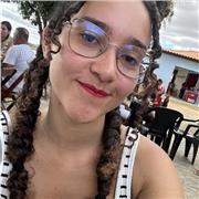 Profesora de inglés a niños y niñas de primaria